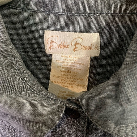 Women’s Bobbie Brooks grey button up shirt with embroidered flower patches - Picture 3 of 5